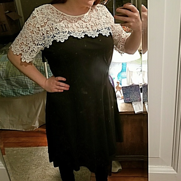 *1 XL LEFT!* Plus Size Lace Detail Dress - Picture 3 of 6